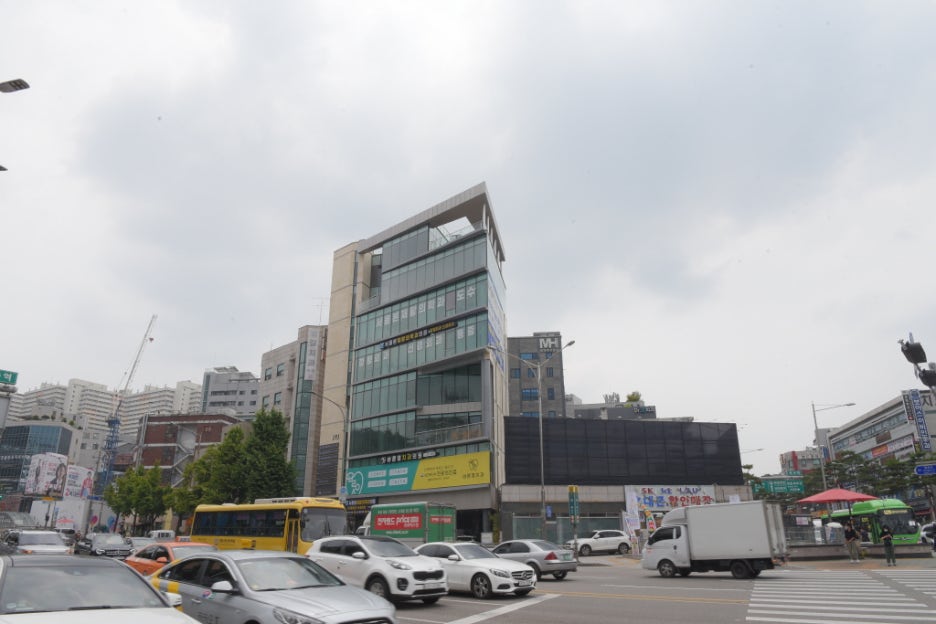 Shindang-dong Dental Clinic: Don't Decide on Implants Based Solely on Cost