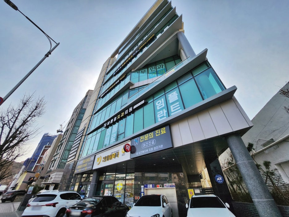Kumho Station Dental Clinic: Navigation Implants Reduce Pain and Incisions