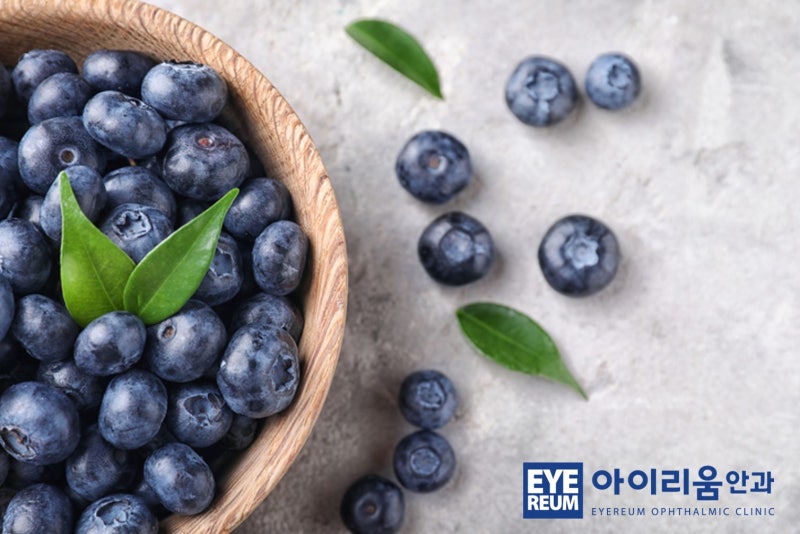 눈이 피로할때, (___)를 드세요!