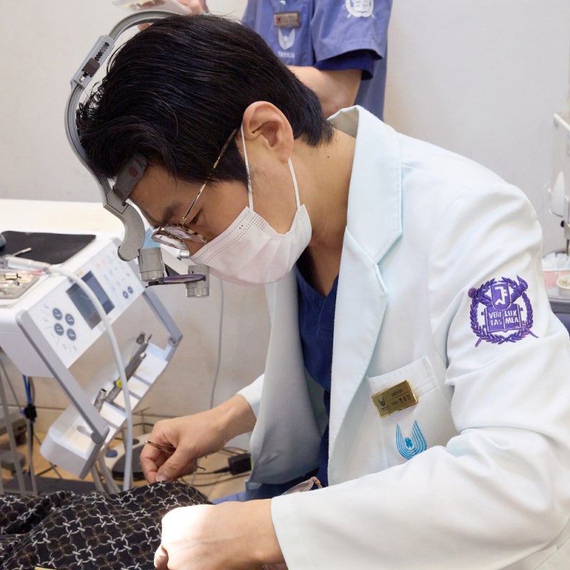 틀니가 불편했다면? 임플란트와의 차이를 확인해보세요! 임플란트 치료 전 꼭 봐야 할 차이