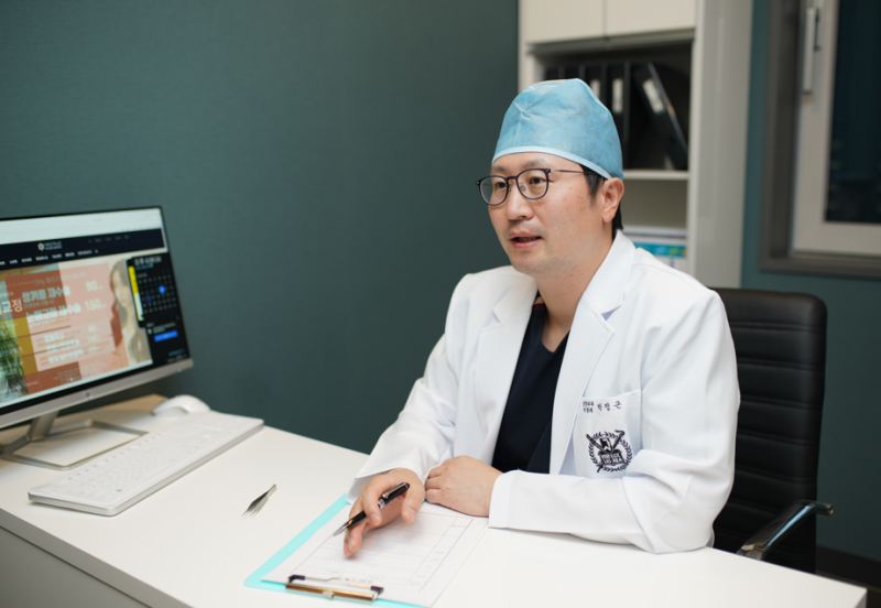 Curious about the effects of a facelift? Here's a summary of post-surgery changes and potential side effects.