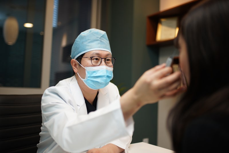 When is a Sub-Brow Lift Needed? The Difference Between Eyebrow Ptosis and Eyelid Ptosis, Explained by the Director