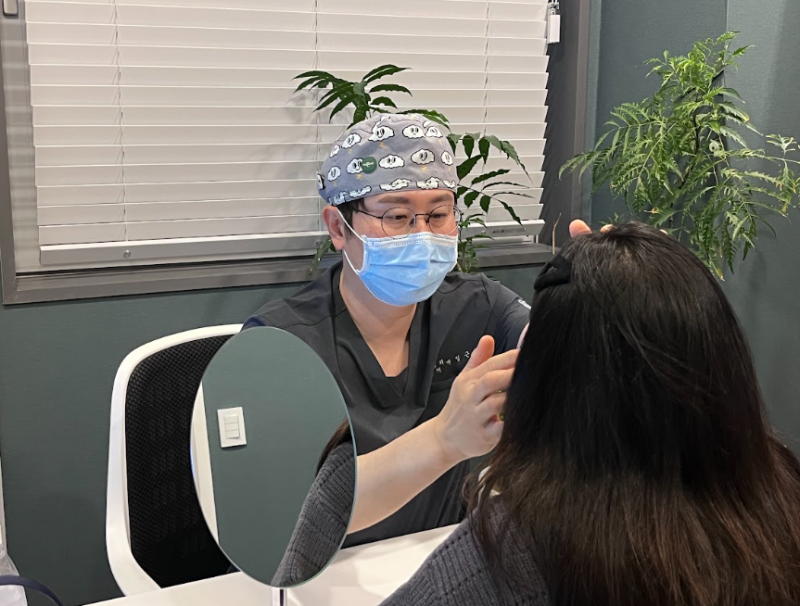 Upper Blepharoplasty: What to Check if Droopy Eyelids Make You Look Older 사진 7