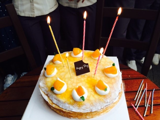 치과기공실에 김창근 기사님의 생일파티