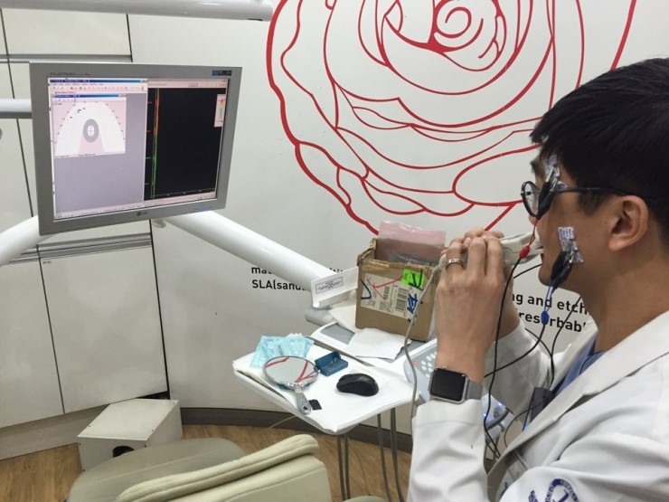 오늘도 원장님은 임플란트 교합관련 연구를 하십니다.