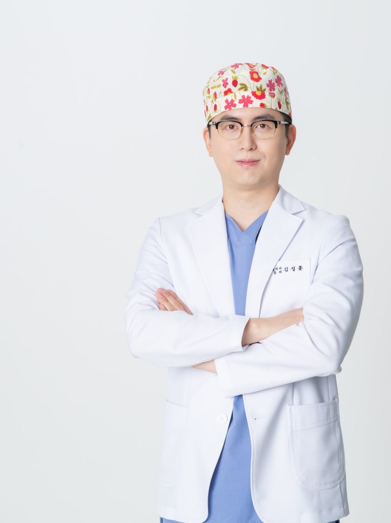#15 Direktur Kim Sung-hoon, Desainer Wajah di SH Plastic Surgery, “Wajah diingat karena ‘struktur’nya, bukan ‘tren’nya” 