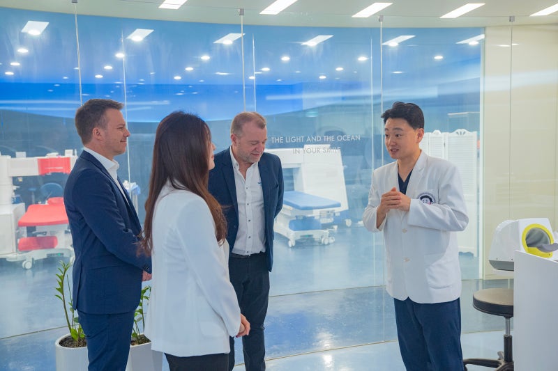 Kunjungan Eksekutif SCHWIND Jerman ke Gangnam Smile Eye Clinic