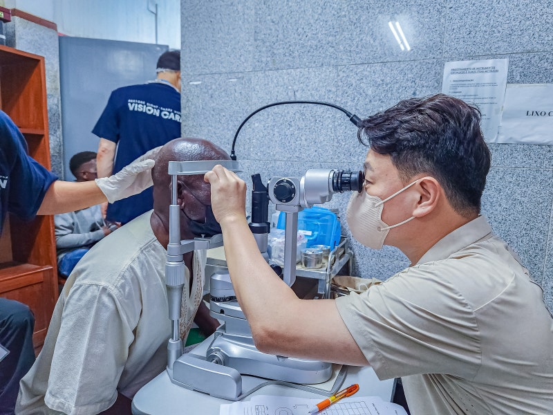 Early Cataract Symptoms: Can Eyedrops Slow Progression? | Gangnam Station Eye Clinic