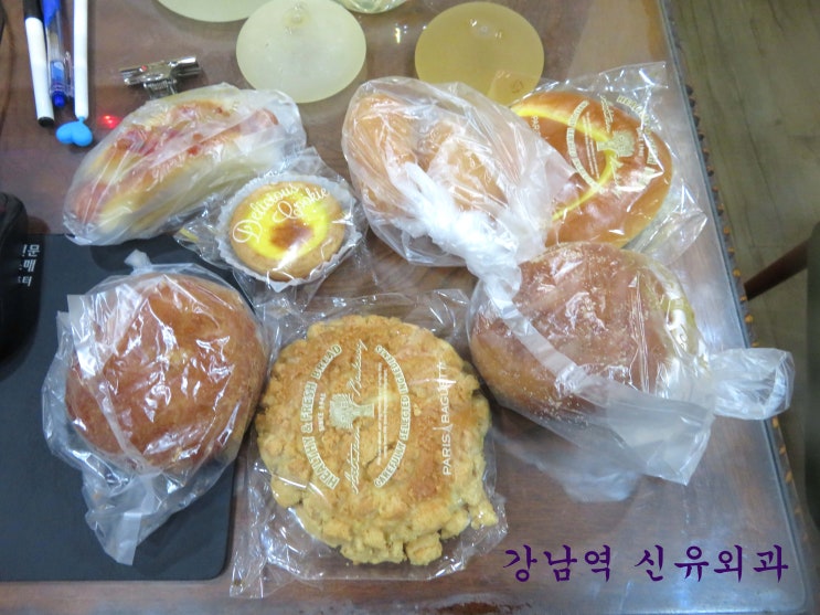 택배로 온 파리바게뜨 빵들