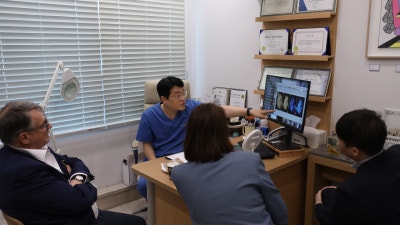 프랑스 피부과 의사들의 디엠피부과 방문 사진 2